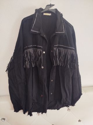 Chaqueta Negra con Flecos y Brillantes