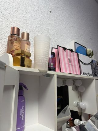 Tocador blanco y dorado