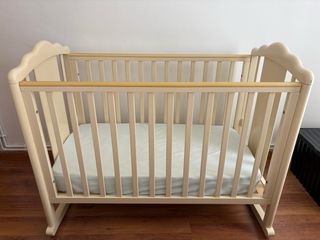 Cuna de madera maciza de abedul balancín