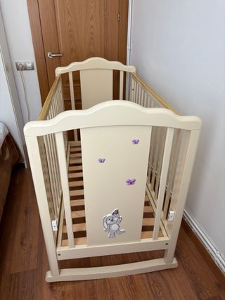 Cuna de madera maciza de abedul balancín