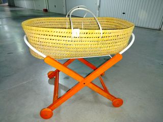 Moisés de mimbre con soporte