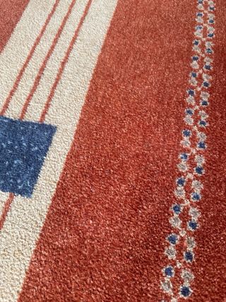 Alfombra en perfecto estado; Naranja y Beige