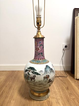 Lámpara de porcelana china con caballos