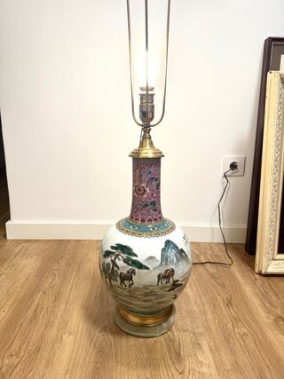 Lámpara de porcelana china con caballos