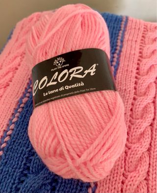 Copertina neonato maglia a trecce blu e rosa
