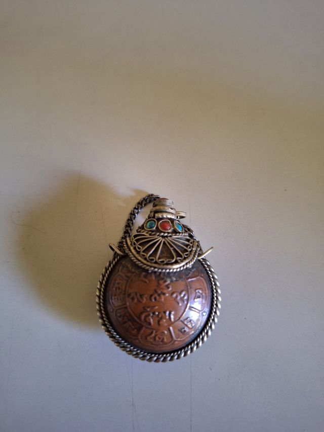 Bottiglietta profumo vintage con decorazioni