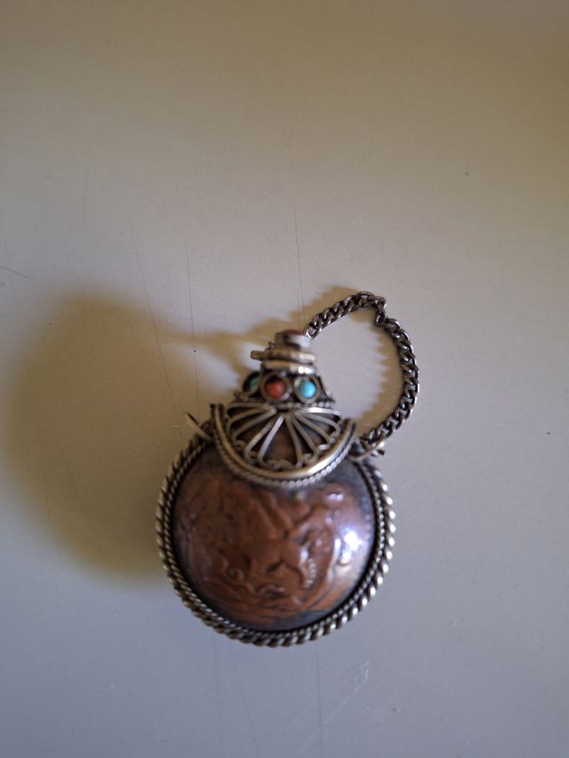 Bottiglietta profumo vintage con decorazioni