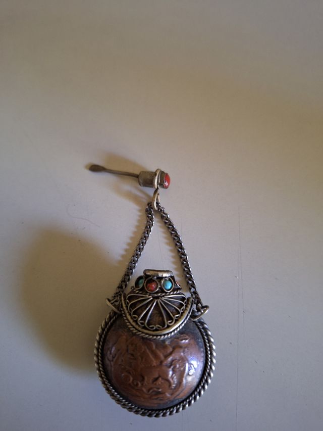 Bottiglietta profumo vintage con decorazioni