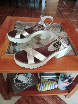 Sandalias doradas de piel para señora
