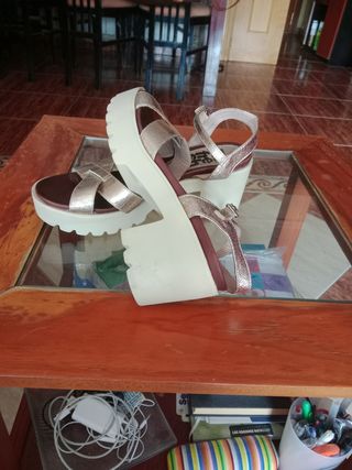 Sandalias doradas de piel para señora