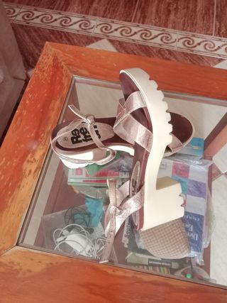 Sandalias doradas de piel para señora