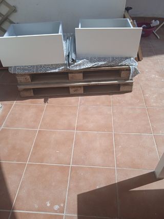 Dos cajones de cocina blancos