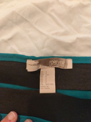 Lote 3 prendas: 2 vestidos y 1 falda