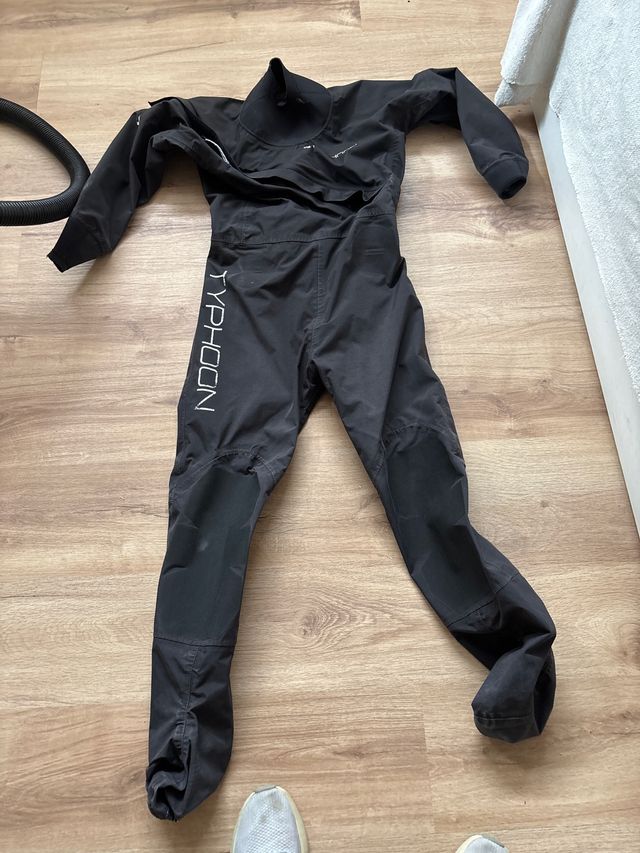 Traje Seco TYPHOON Talla M Junior con mono polar