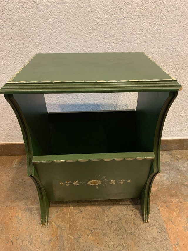 Revistero de madera verde pintado