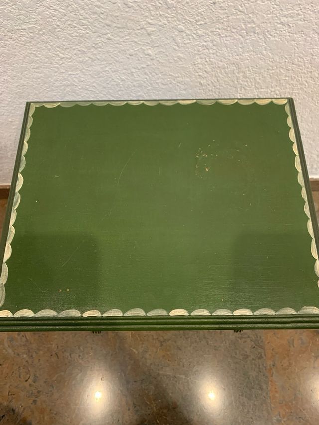 Revistero de madera verde pintado
