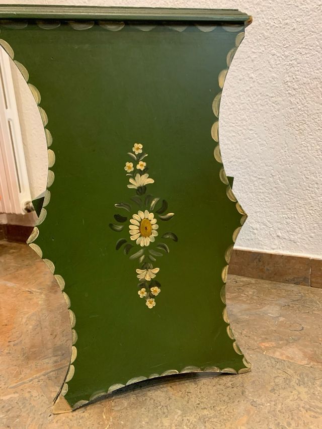 Revistero de madera verde pintado