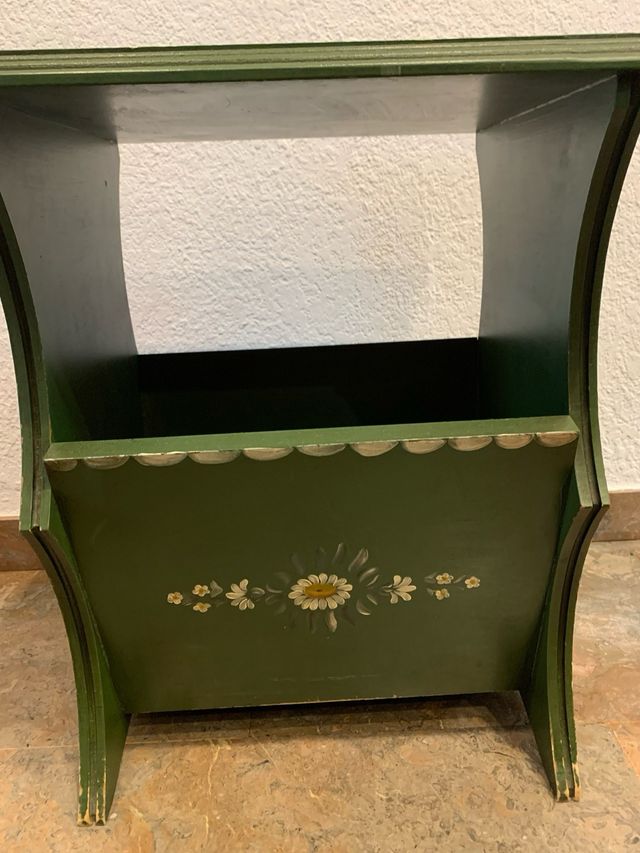 Revistero de madera verde pintado