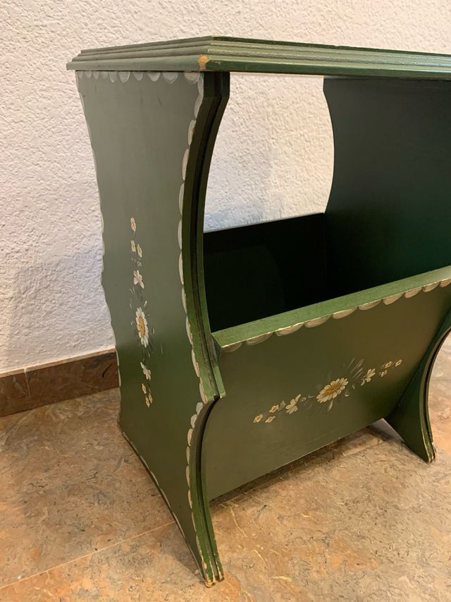 Revistero de madera verde pintado