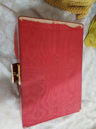 Caja Vintage Roja y Dorada