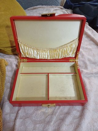 Caja Vintage Roja y Dorada