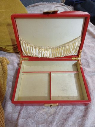 Caja Vintage Roja y Dorada