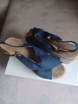 Sandalias de mujer azul y marrón