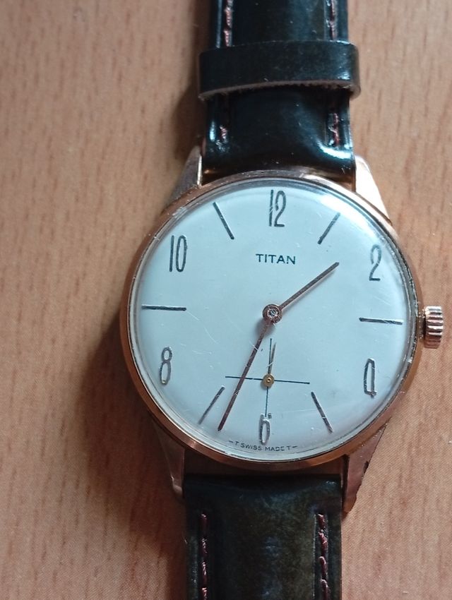 Reloj Titan Clásico Esfera Blanca Correa Piel