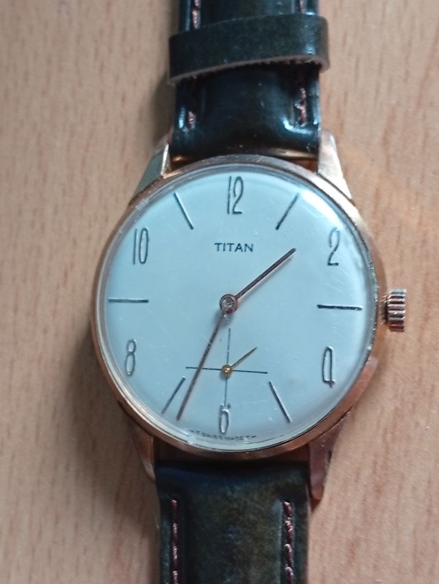 Reloj Titan Clásico Esfera Blanca Correa Piel
