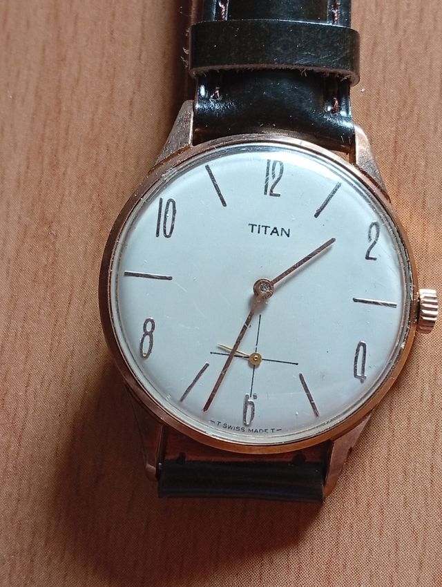 Reloj Titan Clásico Esfera Blanca Correa Piel