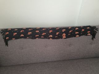 Fular Jamin Puech negro con flores rojas