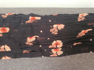 Fular Jamin Puech negro con flores rojas