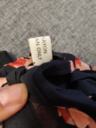 Fular Jamin Puech negro con flores rojas