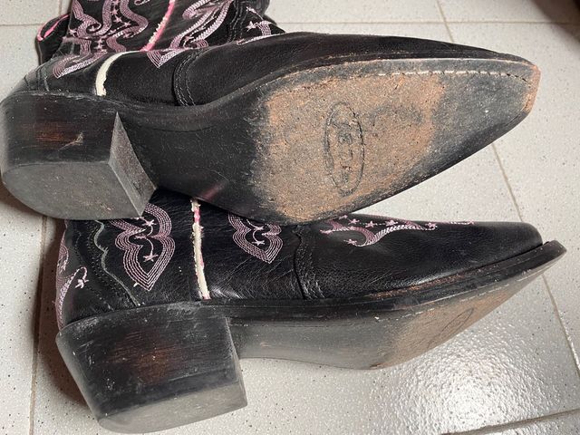 Botas de Cowboy Negras con Detalles Rosas