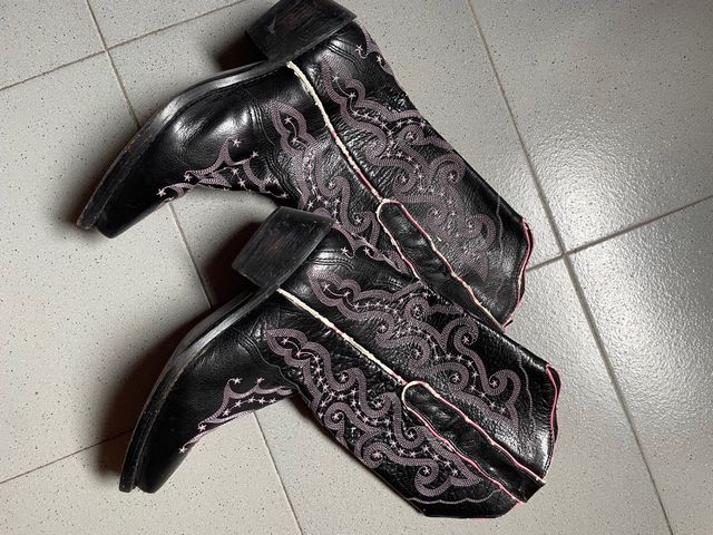 Botas de Cowboy Negras con Detalles Rosas