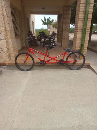 Bicicleta tándem roja