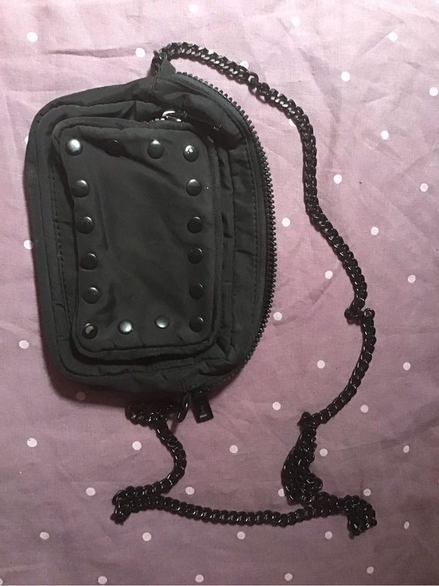 Bolso negro con cadena