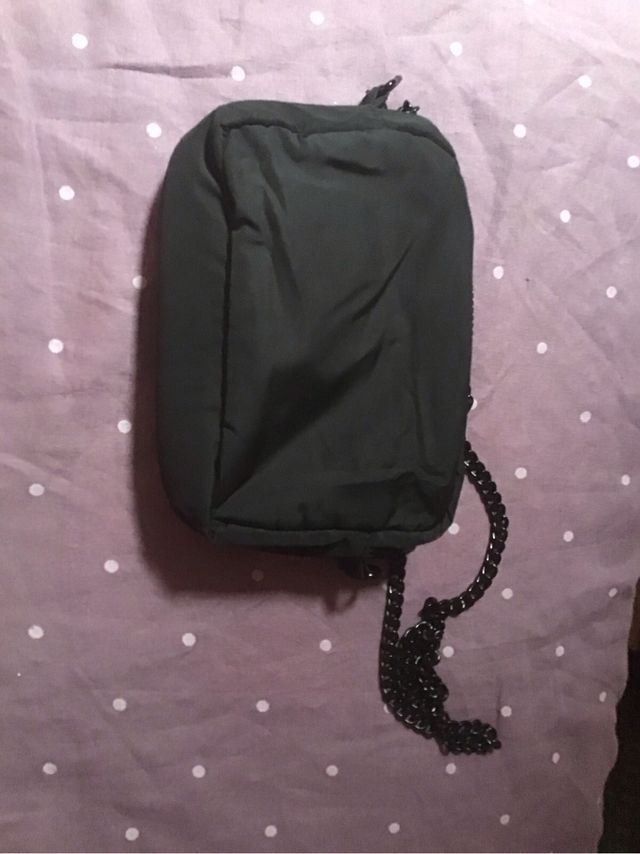 Bolso negro con cadena