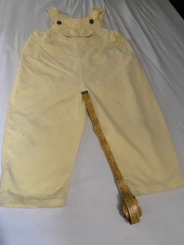 Peto pantalón de pana amarillo para niño