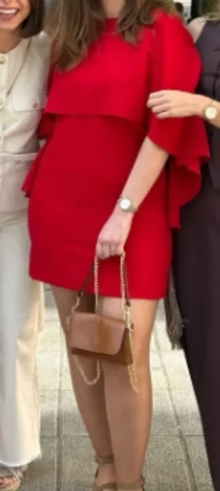 Vestido capa roja de zara con volantes con etiquet