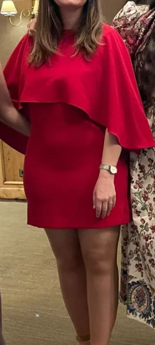 Vestido capa roja de zara con volantes con etiquet