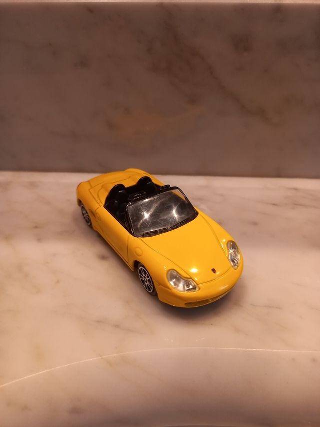 Porsche Boxster gialla modellino