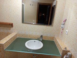 Cristal para lavabo con lavabo y grifo