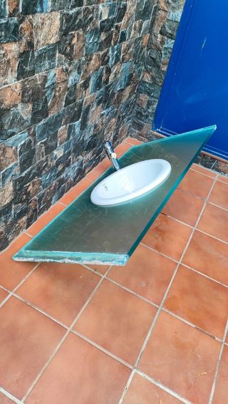 Cristal para lavabo con lavabo y grifo