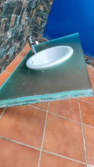 Cristal para lavabo con lavabo y grifo