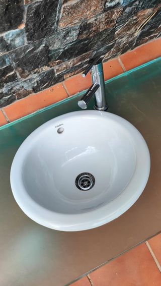 Cristal para lavabo con lavabo y grifo