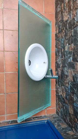 Cristal para lavabo con lavabo y grifo