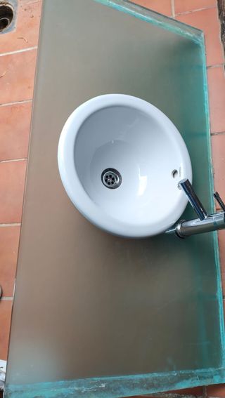 Cristal para lavabo con lavabo y grifo