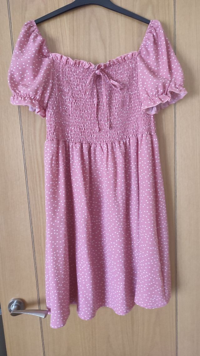 Vestido rosa de lunares