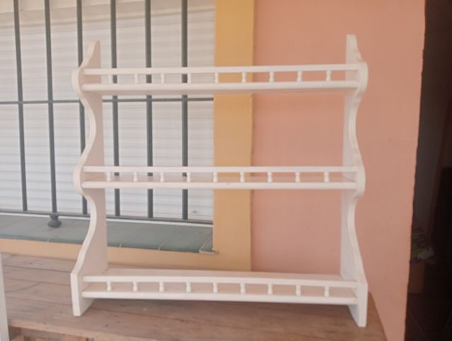 Especiero de madera blanco antiguo